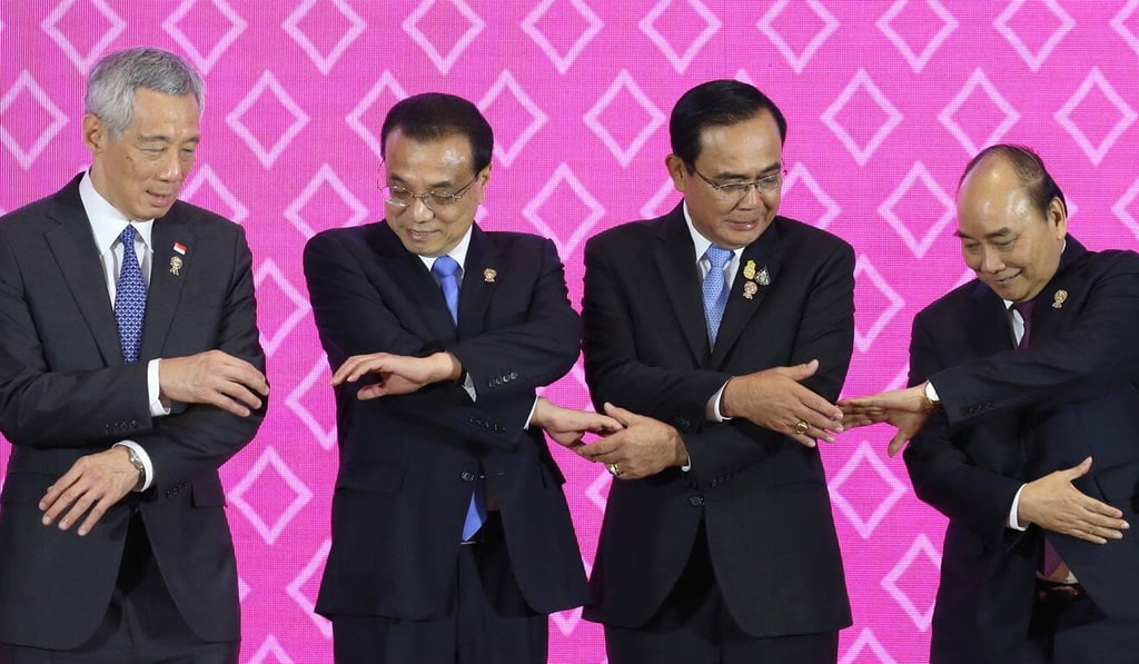 (From left) Singapore’s Prime Minister Lee Hsien Loong, China’s Prime Minister Li Keqiang, Thailand’s Prime Minister Prayuth Chan-ocha and Vietnam’s Prime Minister Nguyen Xuan Phuc link hands for a photo during the 22nd Asean-China Summit in Thailand on November 3, 2019. Photo: EPA-EFE (From left) Singapore’s Prime Minister Lee Hsien Loong, China’s Prime Minister Li Keqiang, Thailand’s Prime Minister Prayuth Chan-ocha and Vietnam’s Prime Minister Nguyen Xuan Phuc link hands for a photo during the 22nd Asean-China Summit in Thailand on November 3, 2019. Photo: EPA-EFE