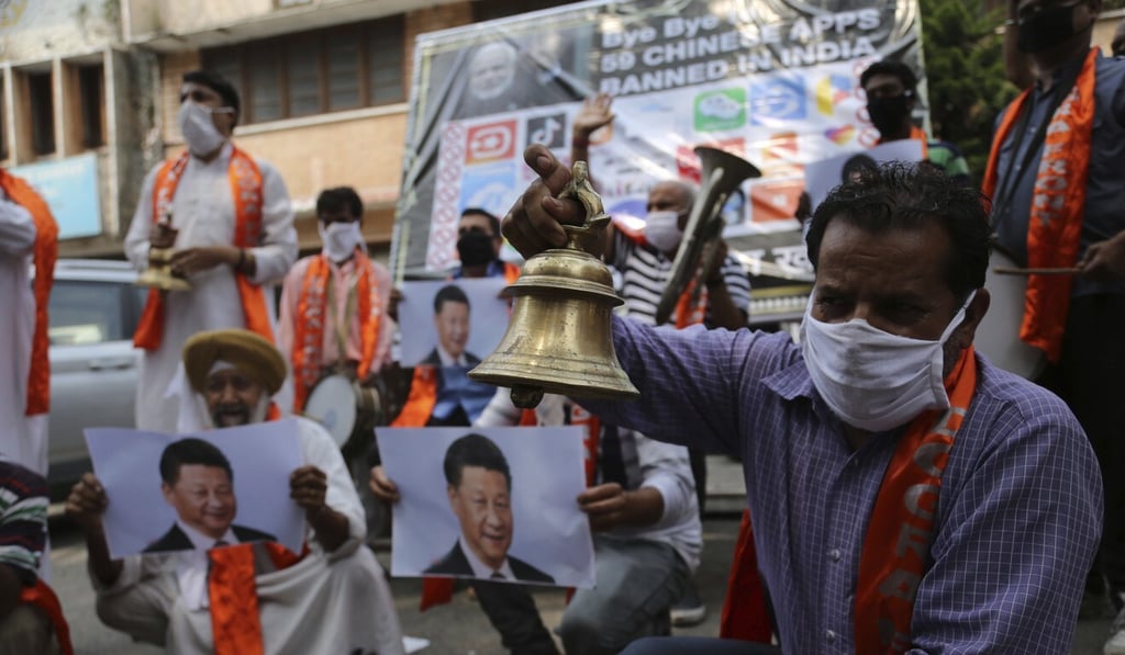 Activists shout slogans against Chinese President Xi Jinping during a protest in Jammu, India on Wednesday, a response to a border clash with China where 20 Indian soldiers died last month. Photo: AP
