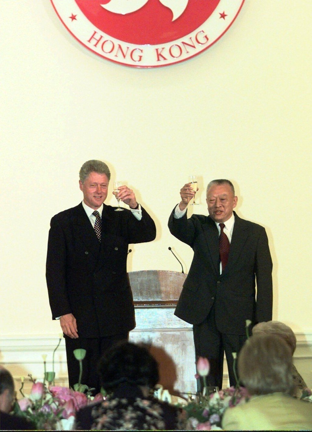 US president Bill Clinton and Hong Kong chief executive Tung Chee-hwa raise a toast on July 2, 1998. Photo: AP