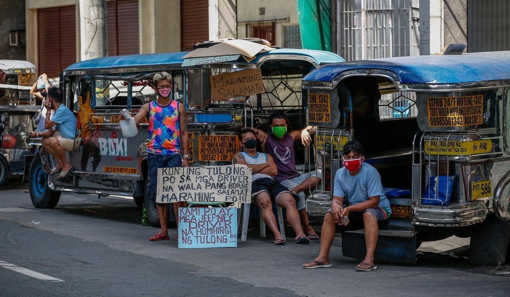 Jeepney drivers beg for alms along a road amid the coronavirus pandemic in Manila, on July 3, 2020. Photo: EPA-EFE