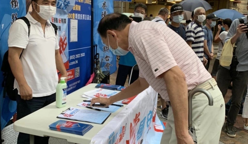 Peter Wong Tung-shun, HSBC’s Asia-Pacific CEO, signs a petition in support of the national security law. Photo: SCMP Handout Peter Wong Tung-shun, HSBC’s Asia-Pacific CEO, signs a petition in support of the national security law. Photo: SCMP Handout
