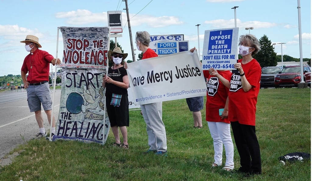 People take part in a protest against the death penalty near the Federal Correctional Complex where Daniel Lewis Lee was executed. Photo: AFP