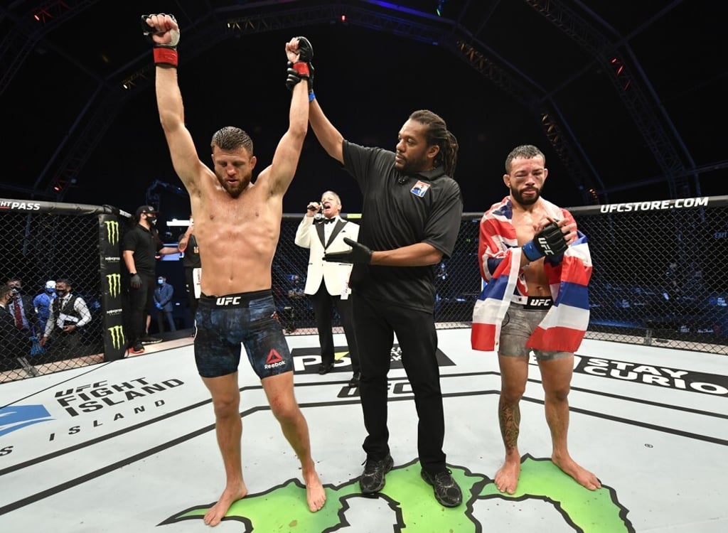 Calvin Kattar celebrates after his decision victory over Dan Ige.