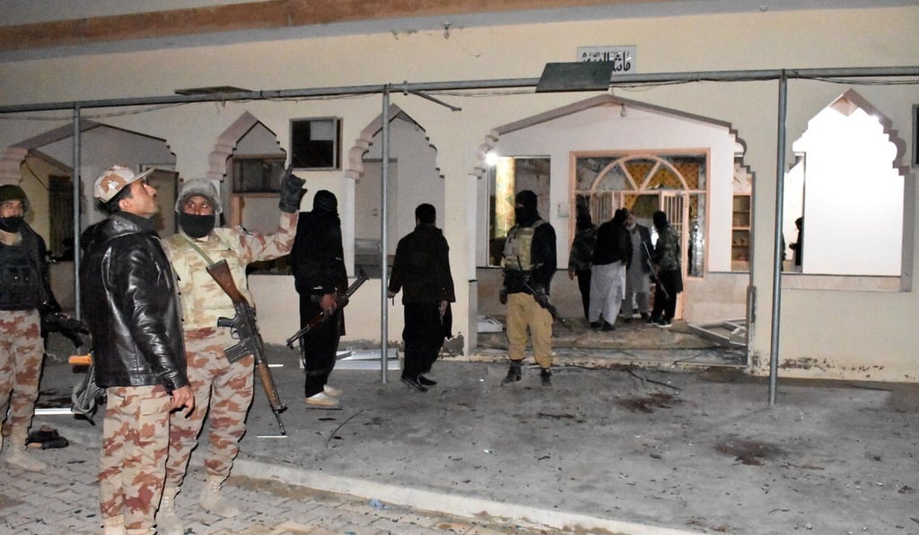 Security personnel examine the site of a bomb blast at a mosque in Quetta, Balochistan province, Pakistan. Photo: Xinhua