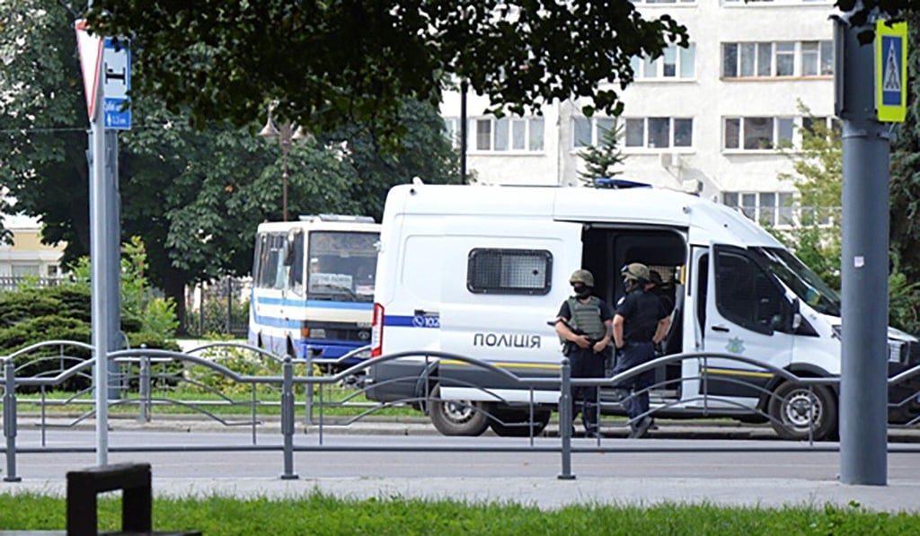 Ukrainian law enforcement officers take part in a hostage rescue operation in the city of Lutsk on July 21. Photo: Reuters