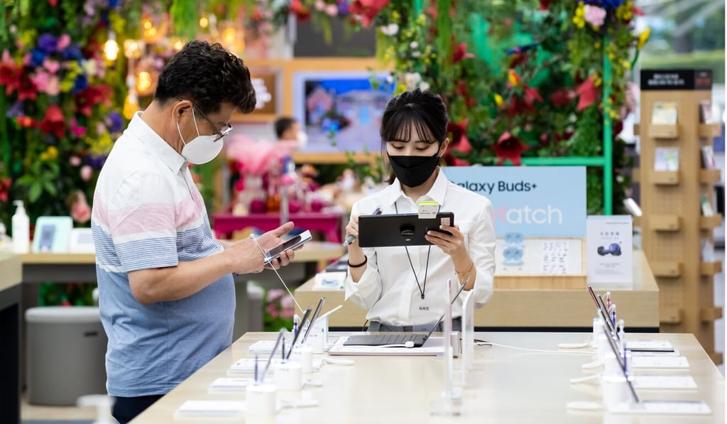 A visitor wearing a protective mask tries out a Samsung Galaxy Note 10 smartphone at the company’s Digital Plaza store in Seoul, South Korea. Photo: SeongJoon Cho/Bloomberg A visitor wearing a protective mask tries out a Samsung Galaxy Note 10 smartphone at the company’s Digital Plaza store in Seoul, South Korea. Photo: SeongJoon Cho/Bloomberg