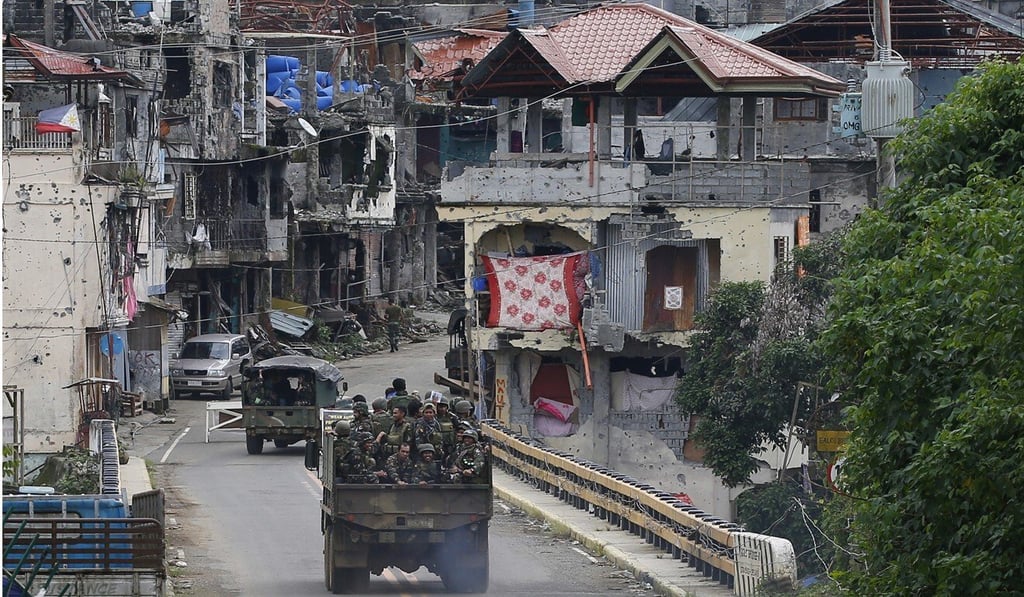 Philippine troops head in Marawi City after fighting broke out with Islamic State-linked militants. Photo: AP