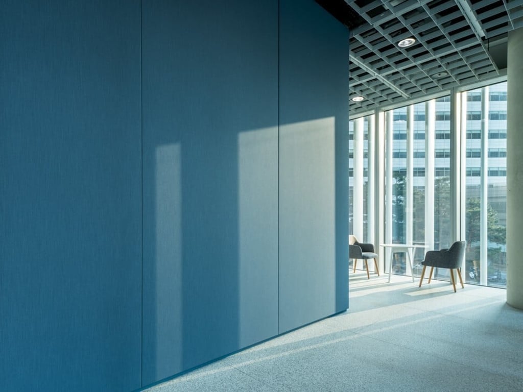 Kvadrat Soft Cells developed special product and installation solutions at Amore Pacific’s headquarters in Seoul, South Korea, to provide high-performance acoustics and customised designs throughout the 22-storey building. Kvadrat Soft Cells developed special product and installation solutions at Amore Pacific’s headquarters in Seoul, South Korea, to provide high-performance acoustics and customised designs throughout the 22-storey building.