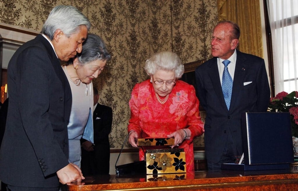 Japanese Emperor Akihito and Empress Michiko exchange presents with Queen Elizabeth. Photo: AFP Japanese Emperor Akihito and Empress Michiko exchange presents with Queen Elizabeth. Photo: AFP