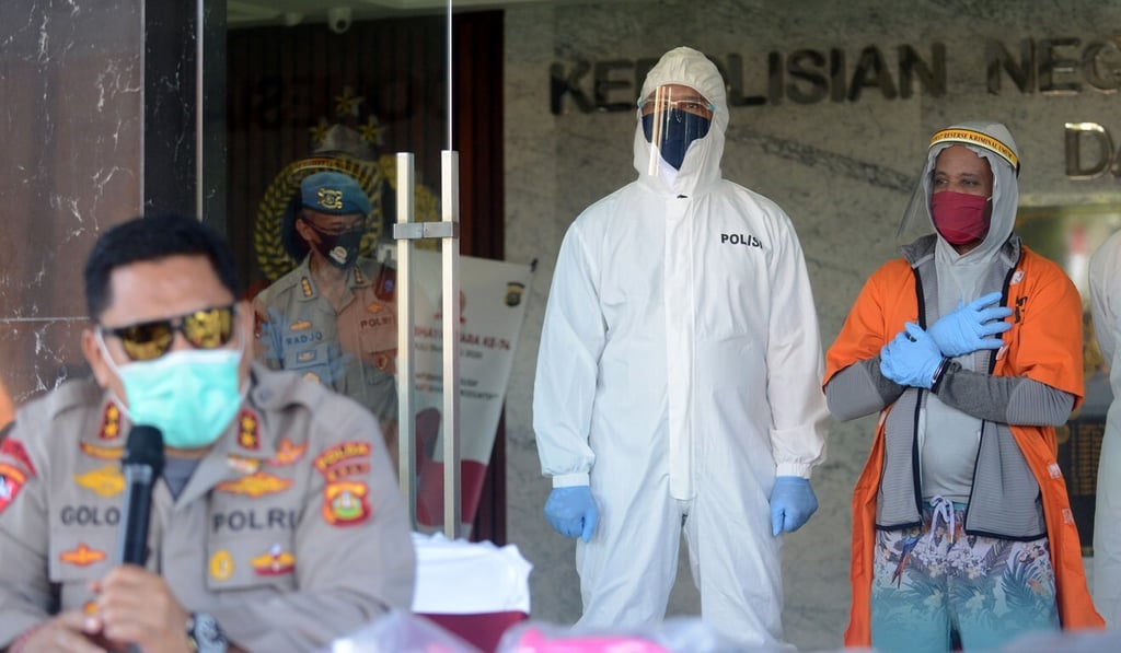 US national Marcus Beam (R) is presented to the media at the Bali police headquarters in Denpasar, Indonesia. Photo: AFP