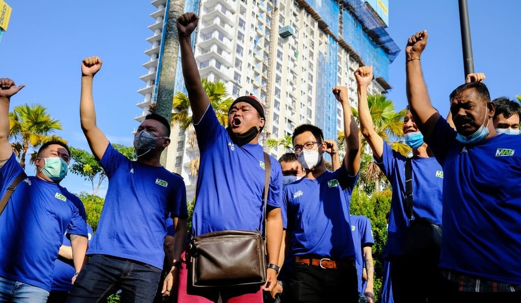 Najib supporters outside the court in Kuala Lumpur. Photo: Bloomberg