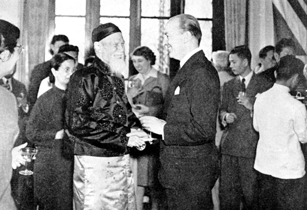 Alexander Grantham(right), who was governor of Hong Kong from 1947 to 1957, with Robert Hotung. Photo: SCMP