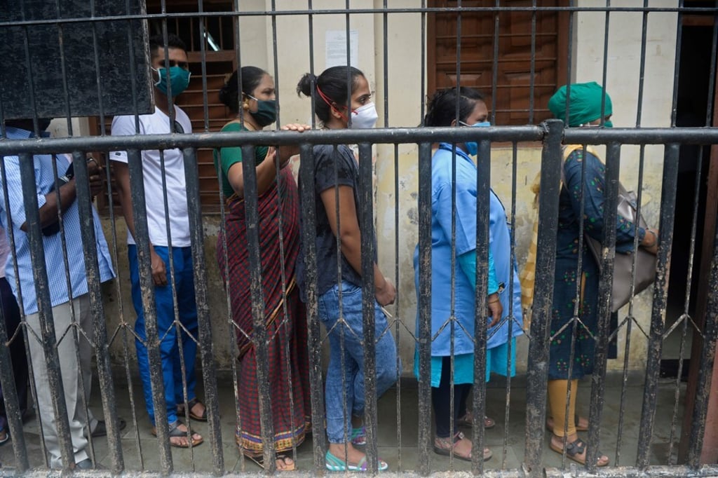 People recovered from the Covid-19 disease queue to donate blood plasma in Dharavi, Mumbai, on July 23, 2020. Photo: AFP