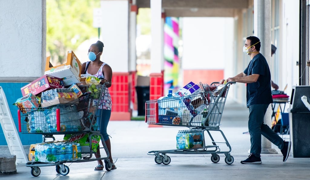 People stock up groceries and water before tropical Hurricane Isaias makes landfall in Florida. Photo: dpa