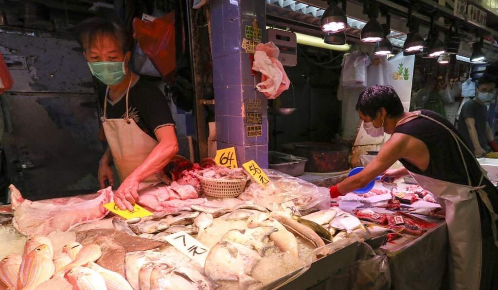 Workers at a number of local seafood stalls have been confirmed infected with the coronavirus amid a third wave of Covid-19 infections. Photo: Nora Tam Workers at a number of local seafood stalls have been confirmed infected with the coronavirus amid a third wave of Covid-19 infections. Photo: Nora Tam