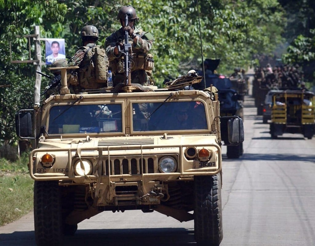 Soldiers from the elite US Special Forces seen on a convoy with Philippine Marine troops in Jolo on August 14, 2007. Photo: AFP