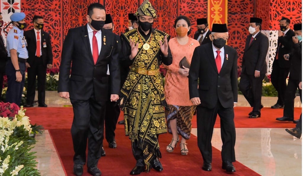 Indonesia's President Joko Widodo, dressed in a traditional outfit from East Nusa Tenggara and wearing a face mask, enters the Parliament building in Jakarta. Photo: AFP