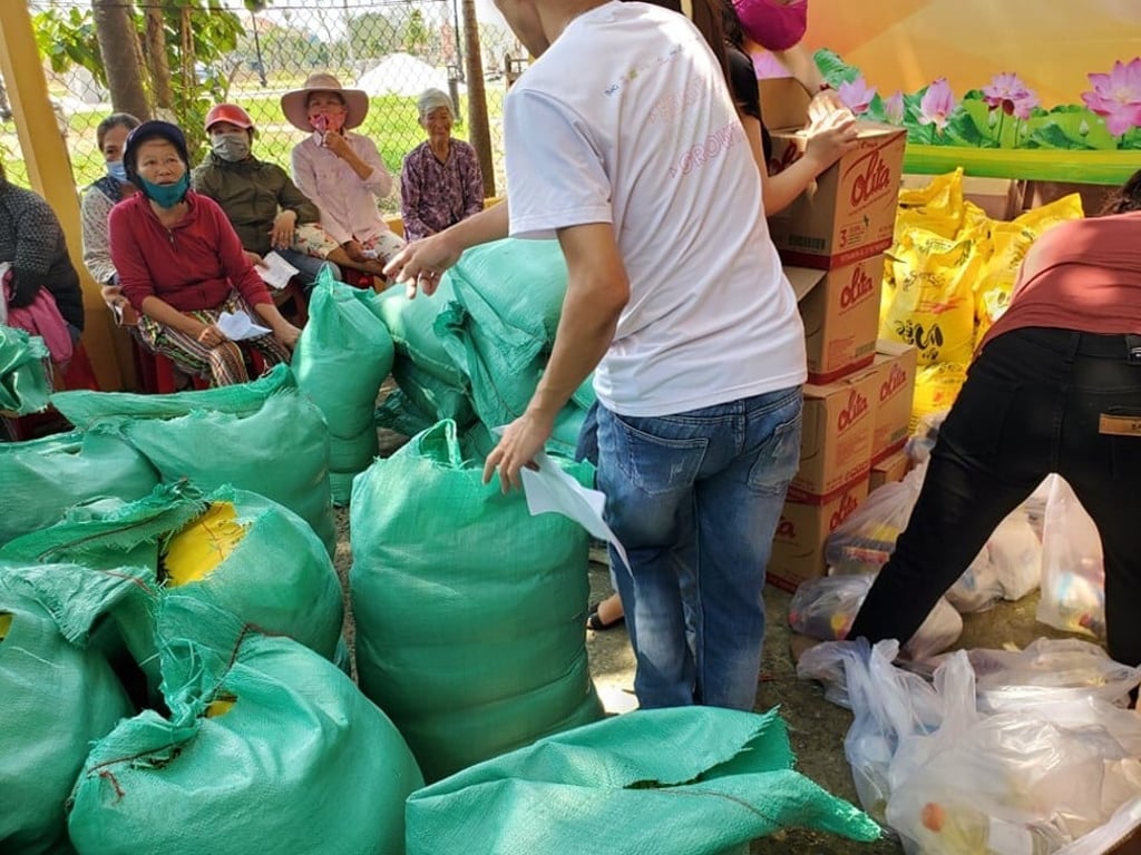 Struggling families in Hoi An, Vietnam, turn up to receive care packages. Photo: Kim Le Sambolec