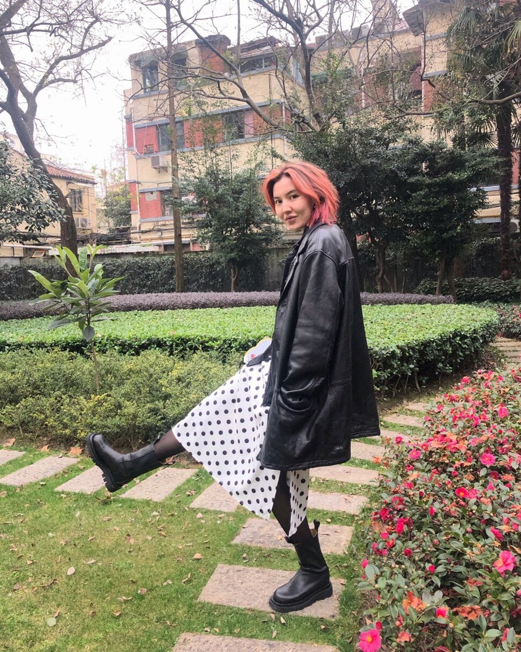 This year, stylist Sabina Vitter is stuck in her hometown in Kazakhstan, coordinating remotely with her team in Shanghai to complete a number of photo shoots.