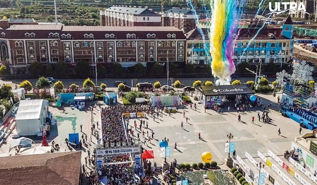 Crowds of runners pile through the start line. Crowds of runners pile through the start line.