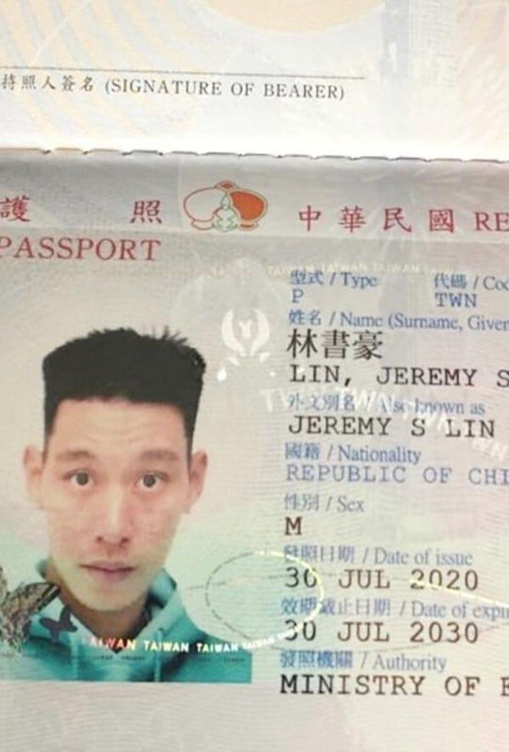 Jeremy Lin’s newly issued Taiwanese passport. Photo: Chung Hsiao-ping Jeremy Lin’s newly issued Taiwanese passport. Photo: Chung Hsiao-ping
