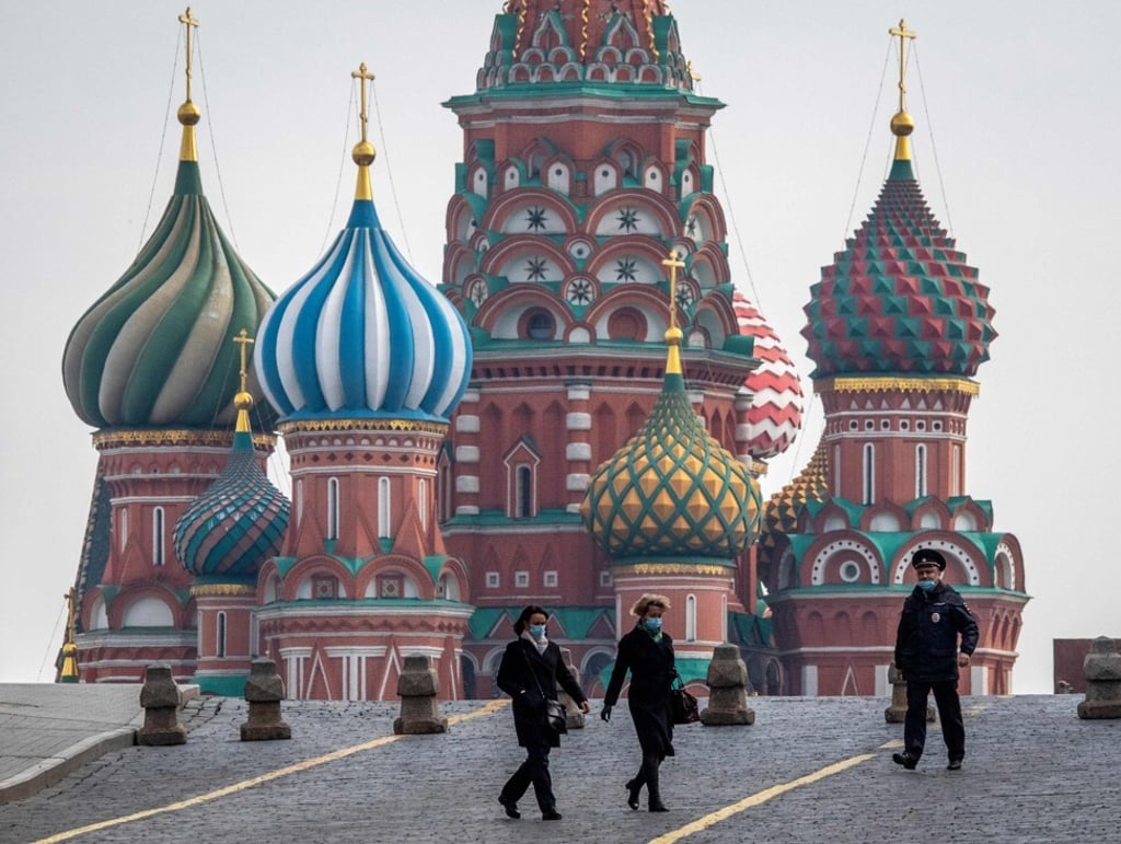 A police officer approaches two women at the Red Square in downtown Moscow on April 13, during a strict lockdown in Russia to contain the spread of the Covi-19 coronavirus. Photo: AFP