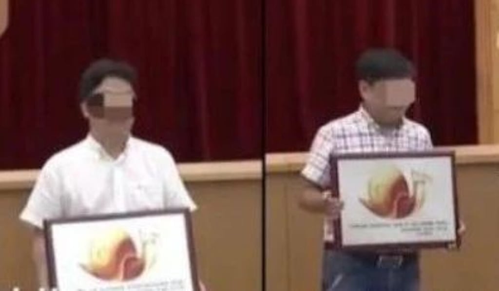 Representatives of the government units receive their Snail Awards in a ceremony “lacking in applause”. Photo: Internet