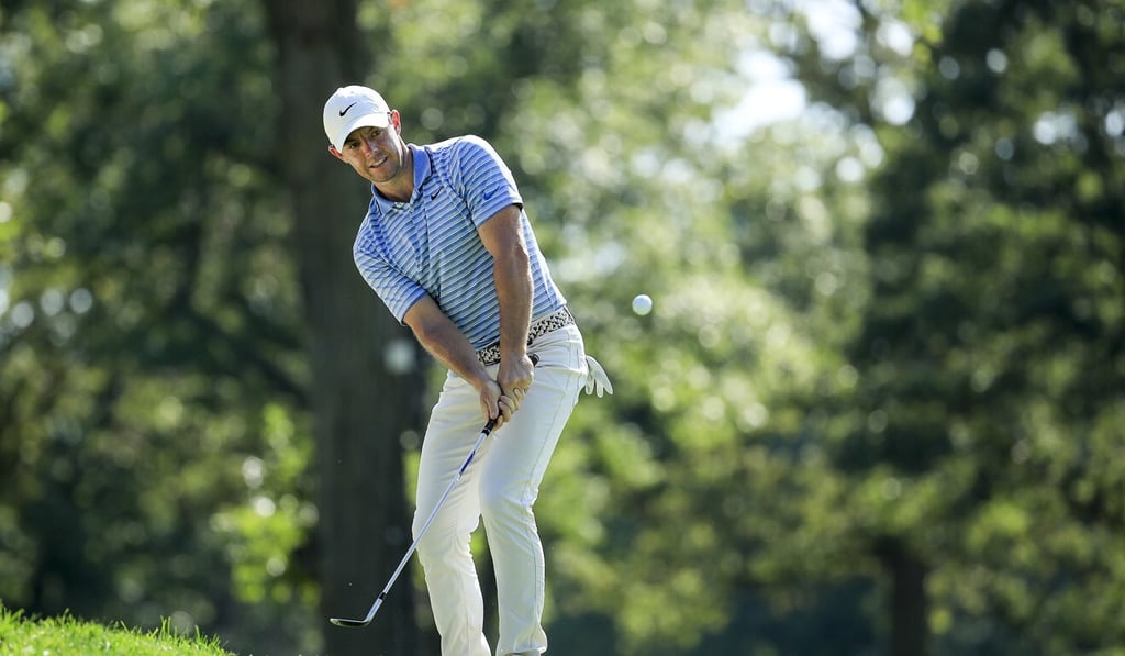 McIlroy plays his fourth shot on the 5th green. Photo: TNS