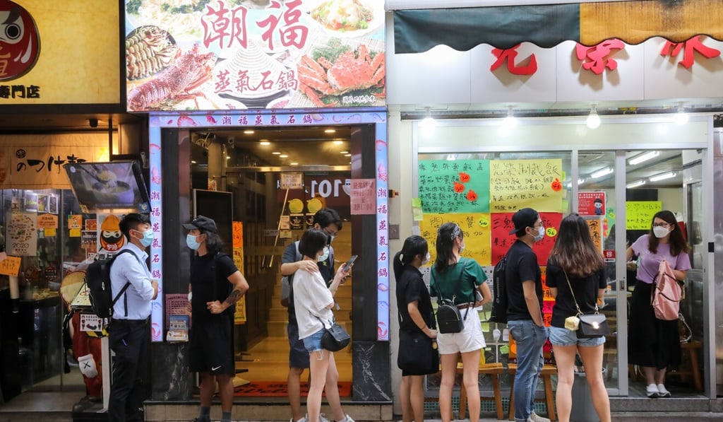 Diners line up outside Kwong Wing Catering in Hong Kong’s Tsim Sha Tsui district on the first night evening dining has been allowed in nearly six weeks. Photo: K. Y. Cheng