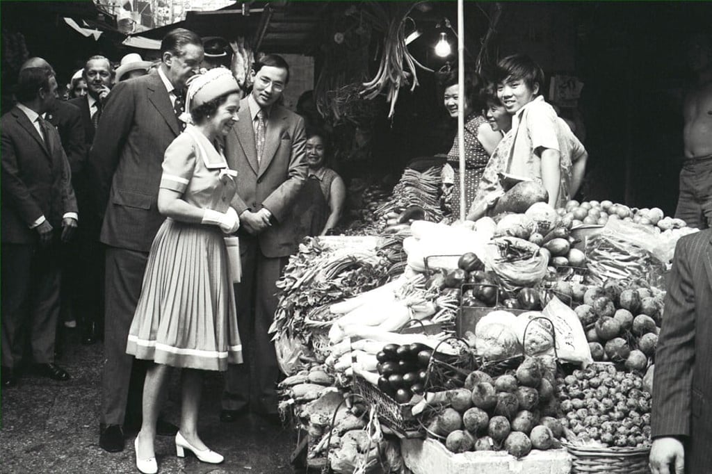 Queen Elizabeth at a hawker stall in Central, May 1975. Photo: SCMP