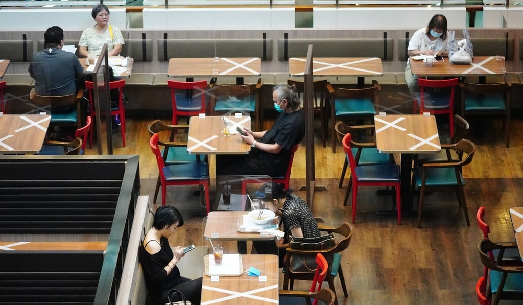 People will be allowed to sit in Hong Kong restaurants for an extra hour from Friday. Photo: Sam Tsang People will be allowed to sit in Hong Kong restaurants for an extra hour from Friday. Photo: Sam Tsang