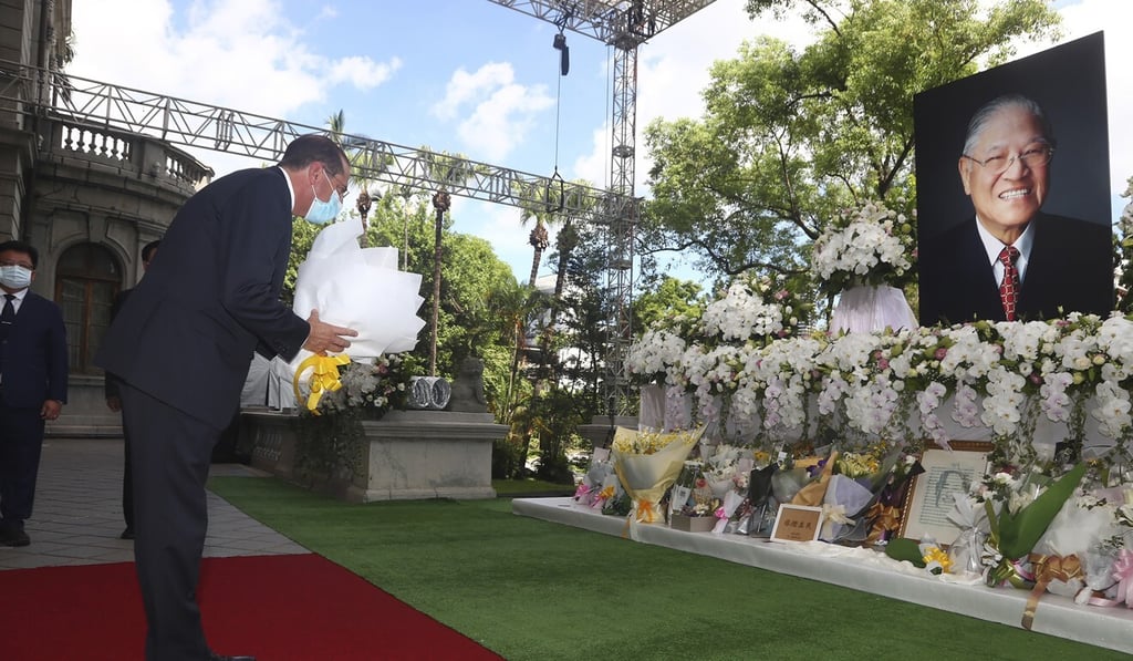 US Health and Human Services Secretary Alex Azar places flowers at a memorial for former Taiwanese President Lee Teng-hui in Taipei during Azar's Taiwan visit. Photo: AP
