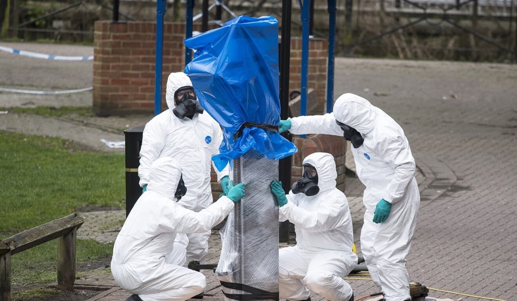 Army officers remove the bench where Sergi Skripal and his daughter were found after being poisoned in Salisbury, Britain, in 2018. Photo: EPA