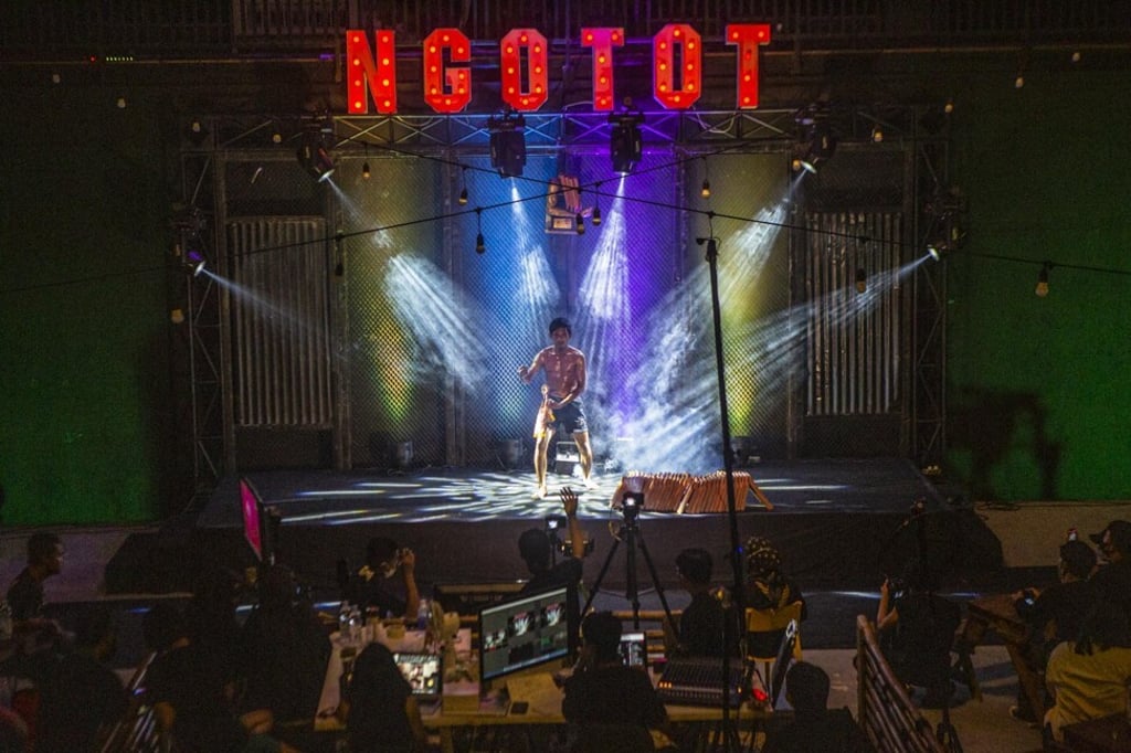 All of the men taking part work for traditional roof-tiling factories known as jebor. Photo: Agoes Rudianto All of the men taking part work for traditional roof-tiling factories known as jebor. Photo: Agoes Rudianto