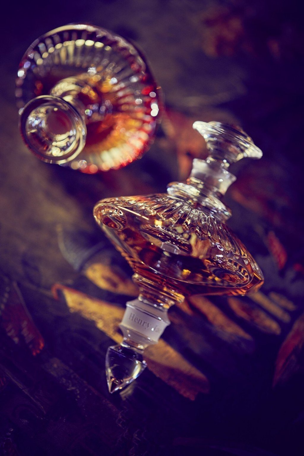 Les Toupies I is a heady whirlwind of complementary scents. Les Toupies I is a heady whirlwind of complementary scents.