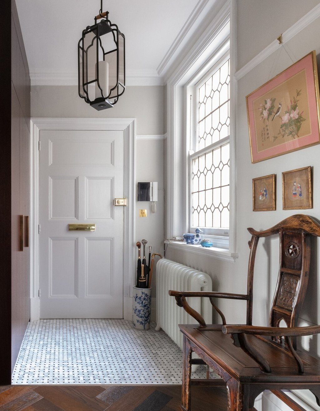 Holloway Li used screens throughout the house to divide private areas from more public ones.