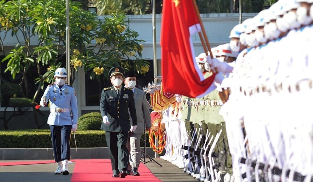 China’s Defence Minister Wei Fenghe, centre, surveys a guard of honour in Jakarta on Tuesday. Photo: Indonesia's Defence Ministry / Twitter @Kemhan_RI