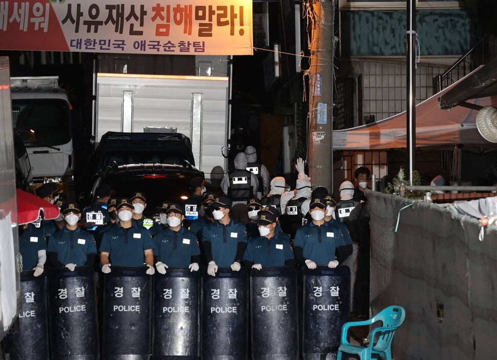 Police officers head towards Sarang Jeil Church for a search and seizure operation in Seoul on August 21, 2020. Photo: EPA-EFE Police officers head towards Sarang Jeil Church for a search and seizure operation in Seoul on August 21, 2020. Photo: EPA-EFE