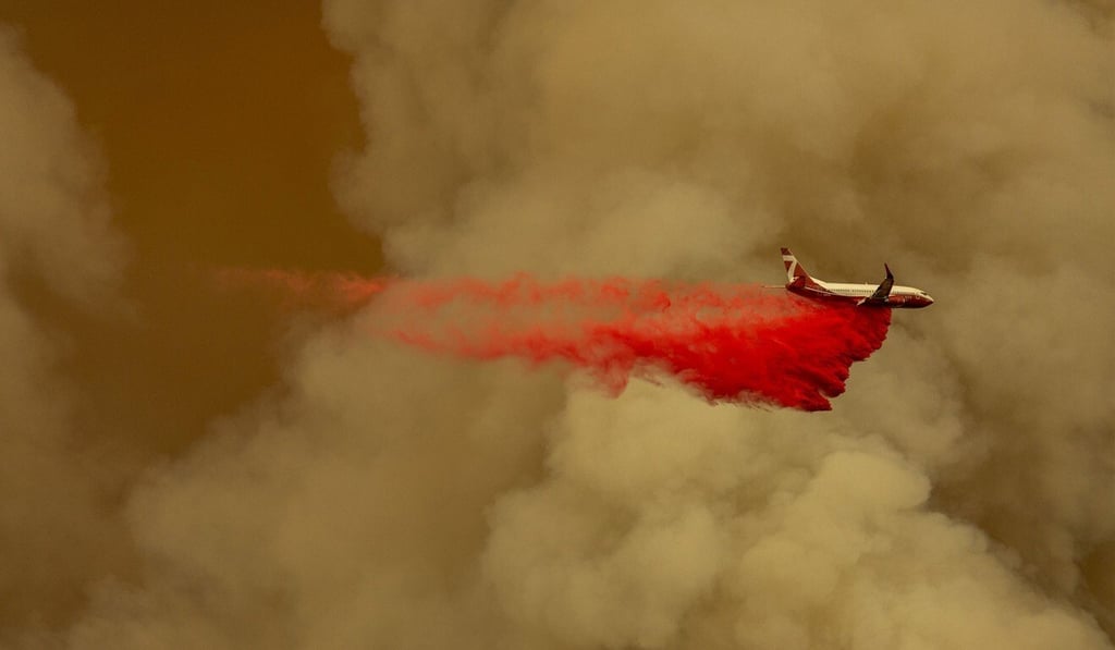 A firefighting tanker jet drops fire retardant to slow a fire north of Monrovia, California, on Thursday. Photo: AFP A firefighting tanker jet drops fire retardant to slow a fire north of Monrovia, California, on Thursday. Photo: AFP