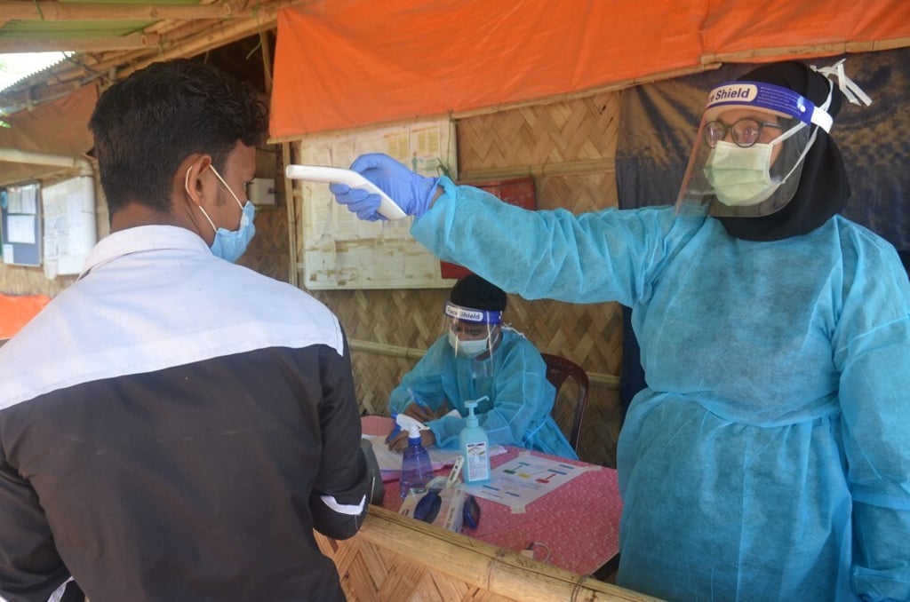 Health workers screen patients for respiratory symptoms and fever in Cox’s Bazar, Bangladesh. Photo: MSF