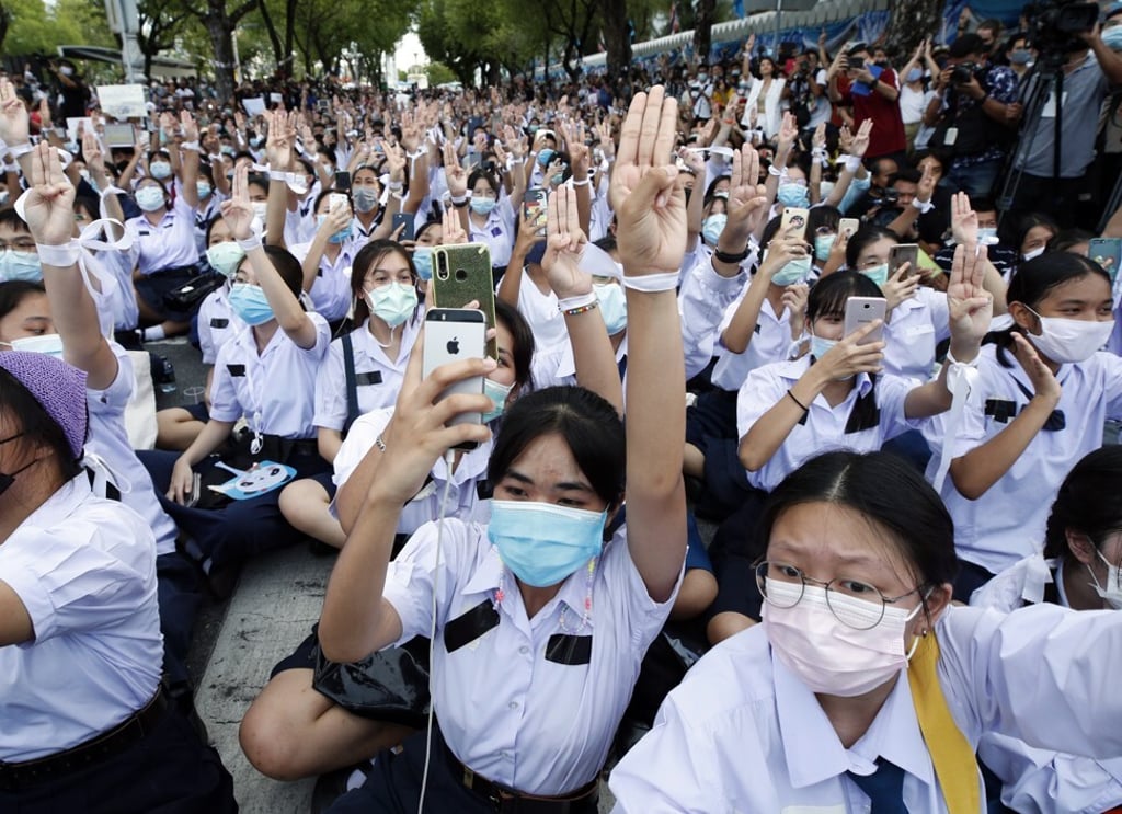 Thai students flash three-finger salutes inspired by The Hunger Games during an anti-government protest in Bangkok. Photo: EPA Thai students flash three-finger salutes inspired by The Hunger Games during an anti-government protest in Bangkok. Photo: EPA
