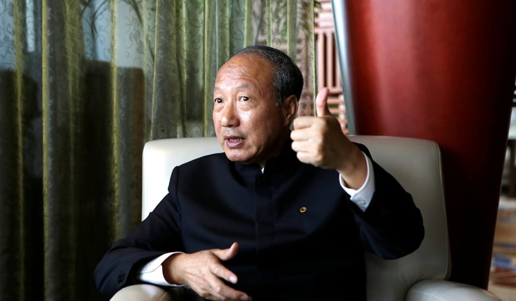 Chairman of HNA Group Chen Feng gestures during an interview at the World Economic Forum, in Dalian, on September 9, 2015. Photo: Reuters