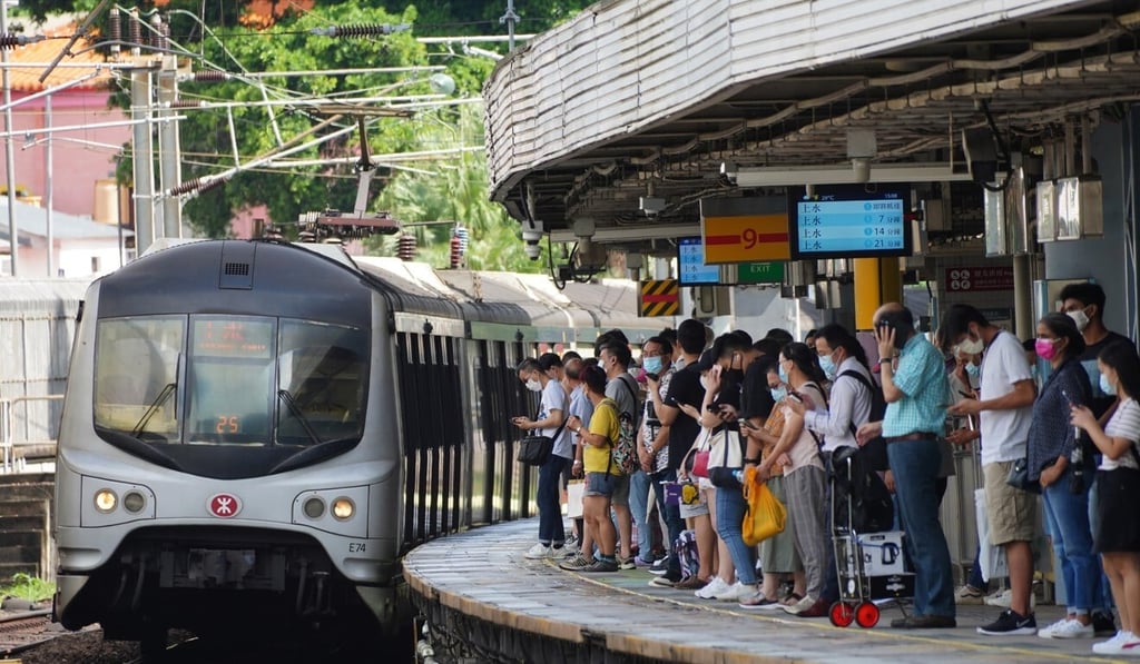 Passengers wait for the train at the Kowloon Tong MTR station. Photo: Sam Tsang Passengers wait for the train at the Kowloon Tong MTR station. Photo: Sam Tsang