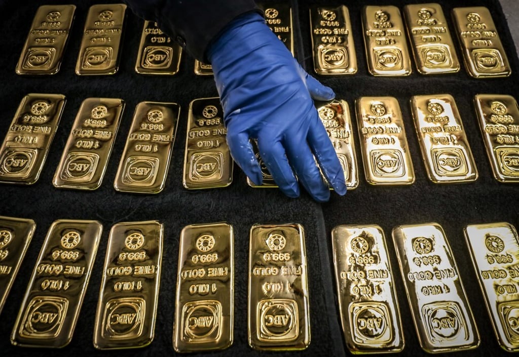 Western investors piling into gold in the pandemic are more than making up for a collapse in demand for physical metal from traditional retail buyers in China and India, helping push prices to an eight-year high. Photo: Bloomberg