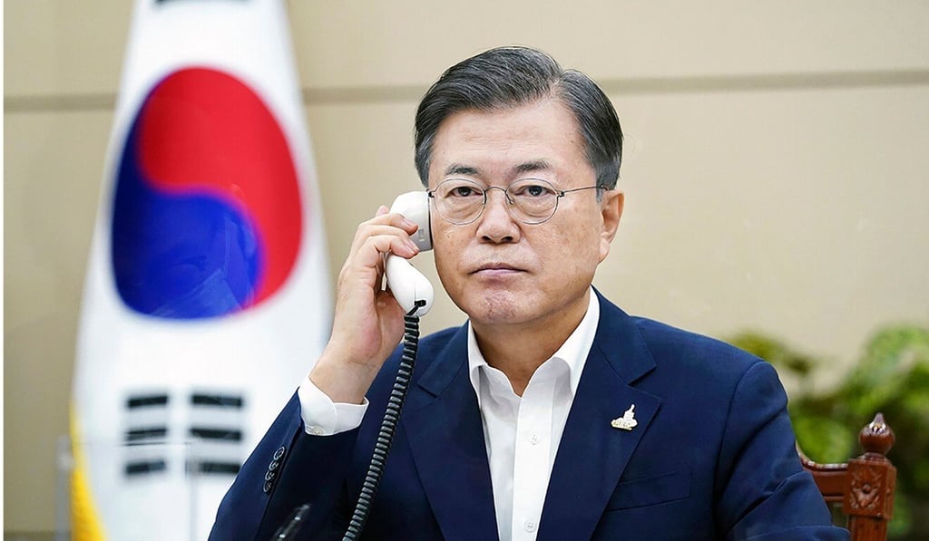 South Korean President Moon Jae-in is seen talking on the phone with Japanese Prime Minister Yoshihide Suga at his office in Seoul on September 24. Photo: AFP