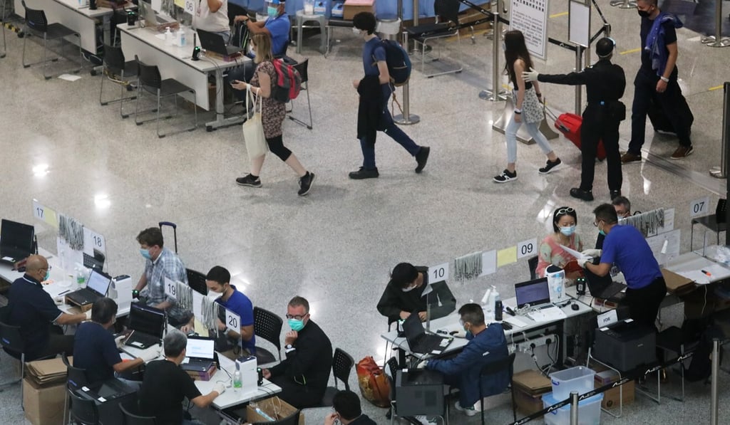 Passengers arriving at Hong Kong International Airport receive their quarantine wristbands. Photo: Nora Tam