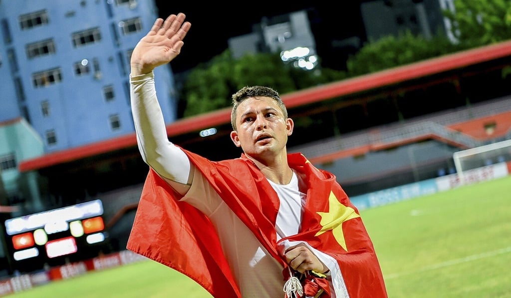 China’s Brazilian-born forward Elkeson (Chinese name Ai Kesen) celebrates with a Chinese national flag after the 2022 World Cup qualifying win over the Maldives. Photo: AFP