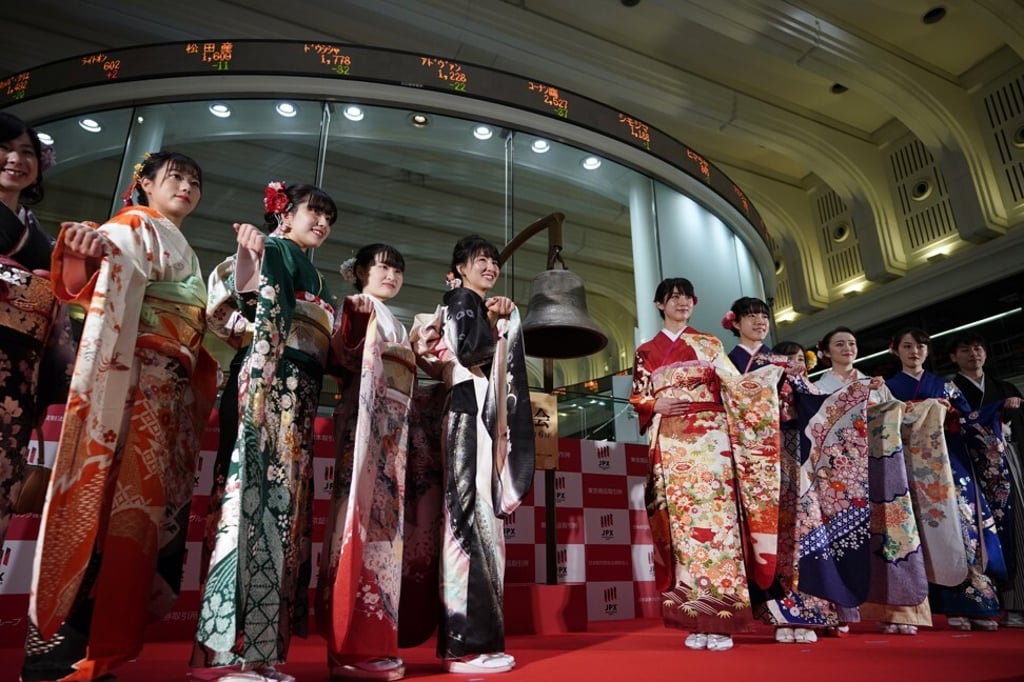 Kimono-clad staff of the Tokyo Stock Exchange and securities companies at the morning trade session on January 6, 2020. Photo: EPA-EFE