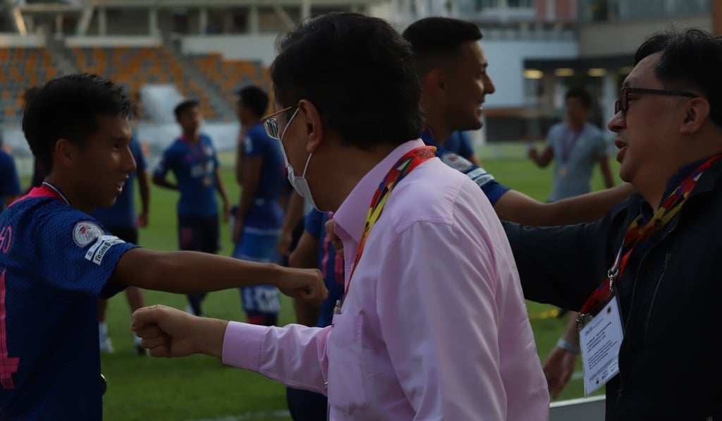 Kitchee boss Ken Ng Kin congratulates his players after their victory. Photo: Chan Kin-wa