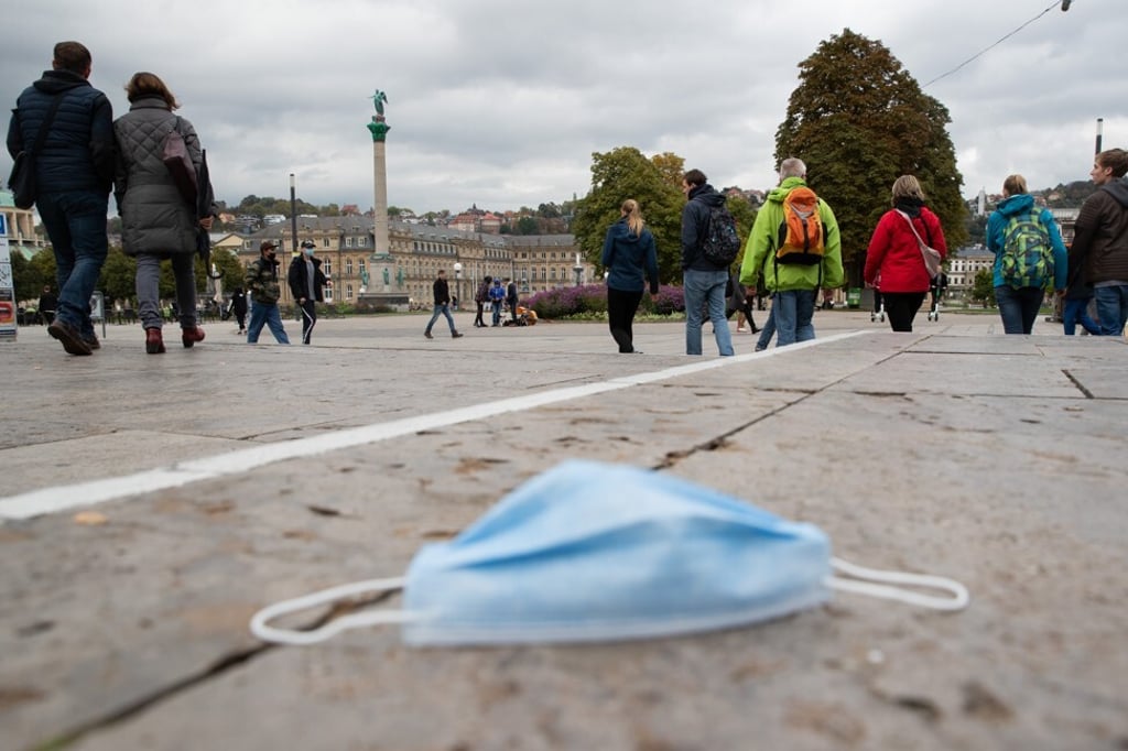 A face mask is discarded on the ground at the Schlossplatz square in Stuttgart, Germany. Photo: dpa